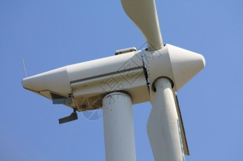 风力涡轮机的详情站在清蓝的天空中图片