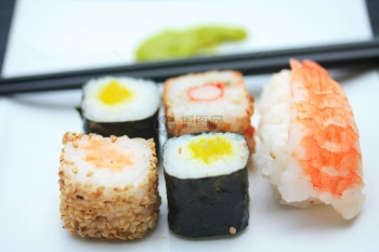传统日本寿司用筷子和日本调味料图片