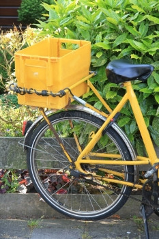 载有集装箱的黄色自行车用于运输每日邮件和小包裹图片