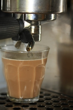 咖啡和牛奶由传统咖啡制机成图片