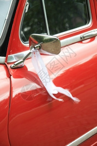 红色汽车镜子上有白丝带背景图片