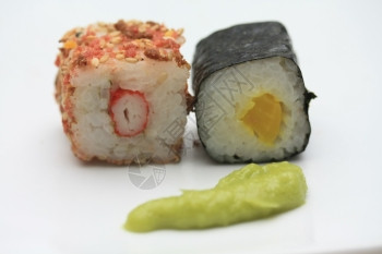 芝麻种子寿司盛满生蟹和大米由海草制成图片