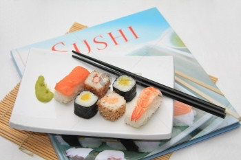 古老的日本盘子上面有各种寿司在书上面图片