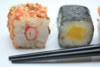 两片寿司芝麻和大米以及传统马基寿司由在海藻中滚的稻米制成称为Nori图片