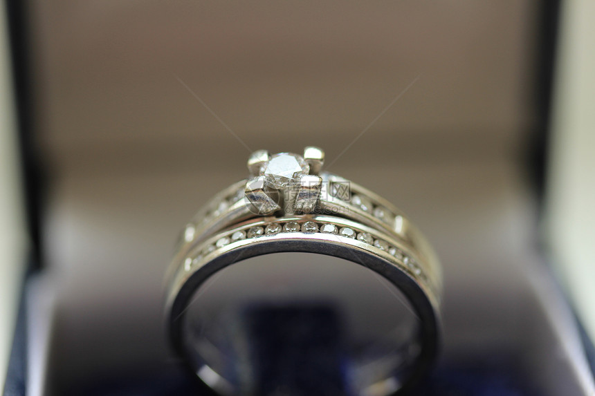 钻石频道设置订婚戒指和白金结图片