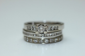 钻石戒指堆订婚结和纪念图片