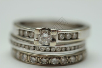 钻石戒指堆订婚结和纪念图片