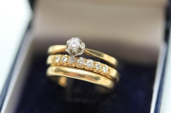 黄金结婚接戒指钻石周年纪念乐队和普通结婚图片