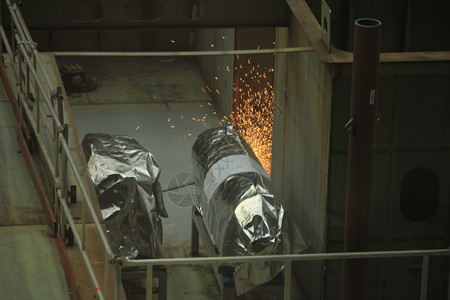 重工业船舶厂的焊接工图片