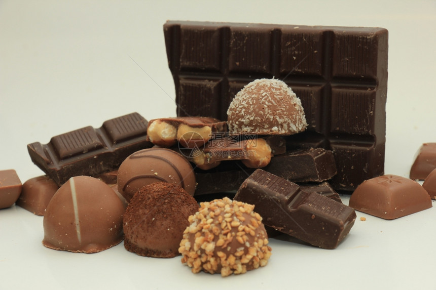 不同种类的巧克力薄饼和碎的巧克力棒片图片