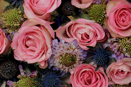 粉红玫瑰和蓝色海花婚礼安排高清图片