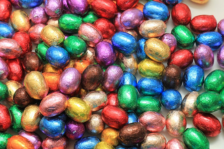 一大堆多彩的包着巧克力蛋背景图片