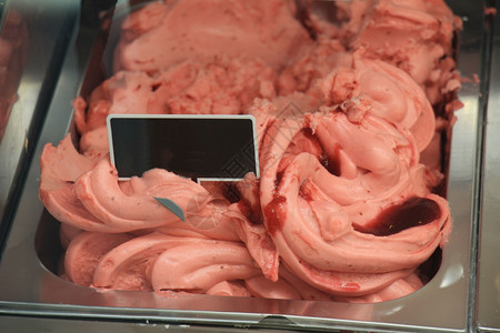 在商店展示的草莓冰淇淋口味图片