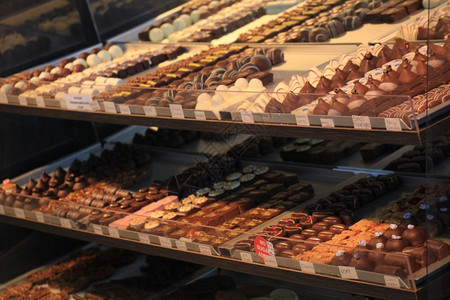 在糖果商店展示的豪华巧克力牌子荷兰语的价格和产品信息图片