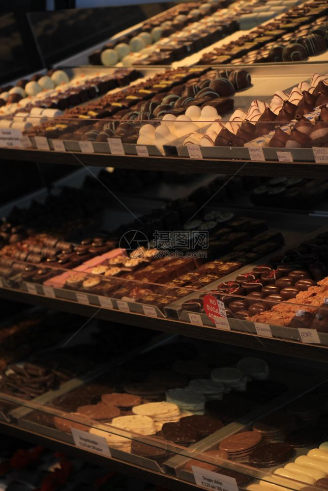 在美食店展示的奢华巧克力图片
