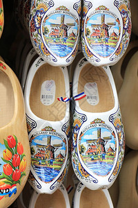 在一家旅游商店中荷兰传统的木制鞋图片
