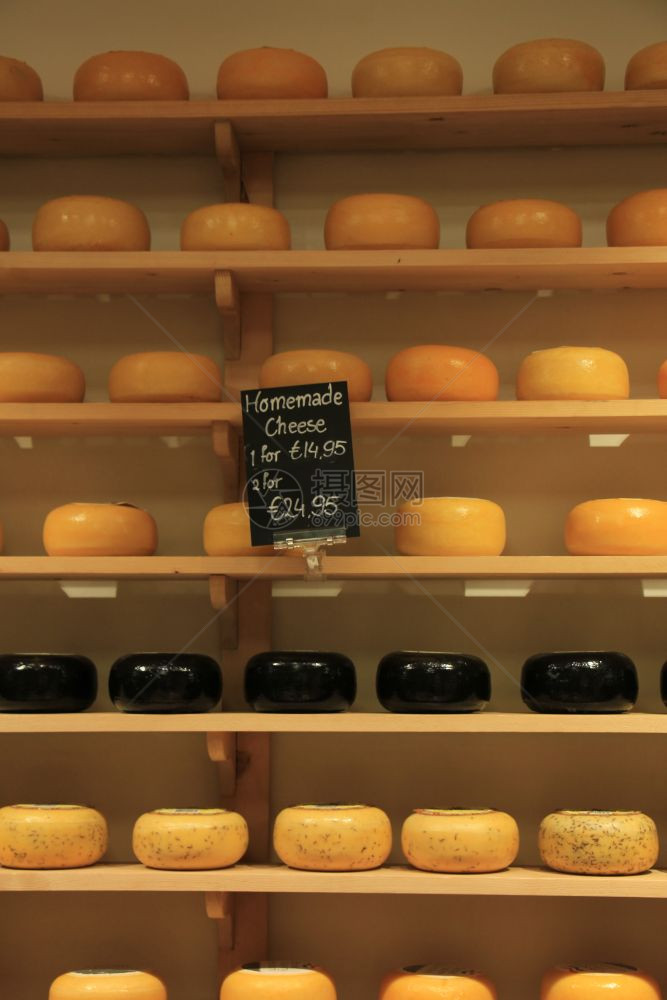 在商店展示的荷兰传统奶酪图片