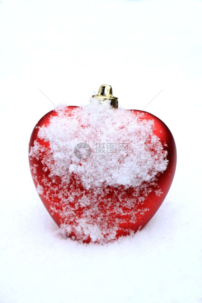 红心在新降雪中装饰图片