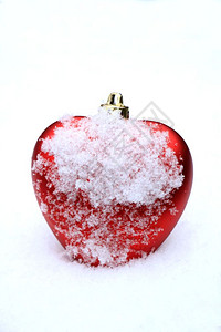 红心在新降雪中装饰背景图片