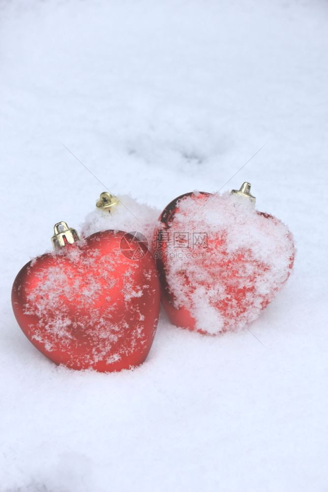 红心装饰在新降雪中图片