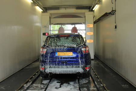 一辆蓝色的SUV在自动洗车机里器上的文字荷兰程序项目图片