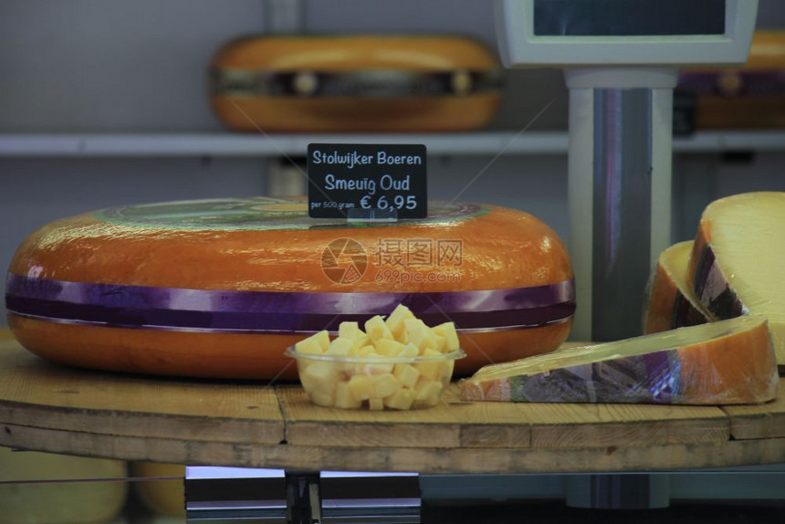在市场摊位上展示的荷兰传统奶酪贴在标签上的文字荷兰产品信息老农民奶酪图片