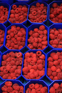 市场摊位上小盒子里的草莓图片