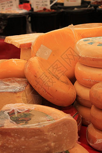 市场摊位上展示的荷兰传统奶酪背景图片