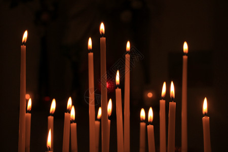 罗马天主教堂长的蜡烛背景图片