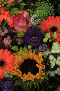 混合花安排不同颜色的婚礼花朵背景图片