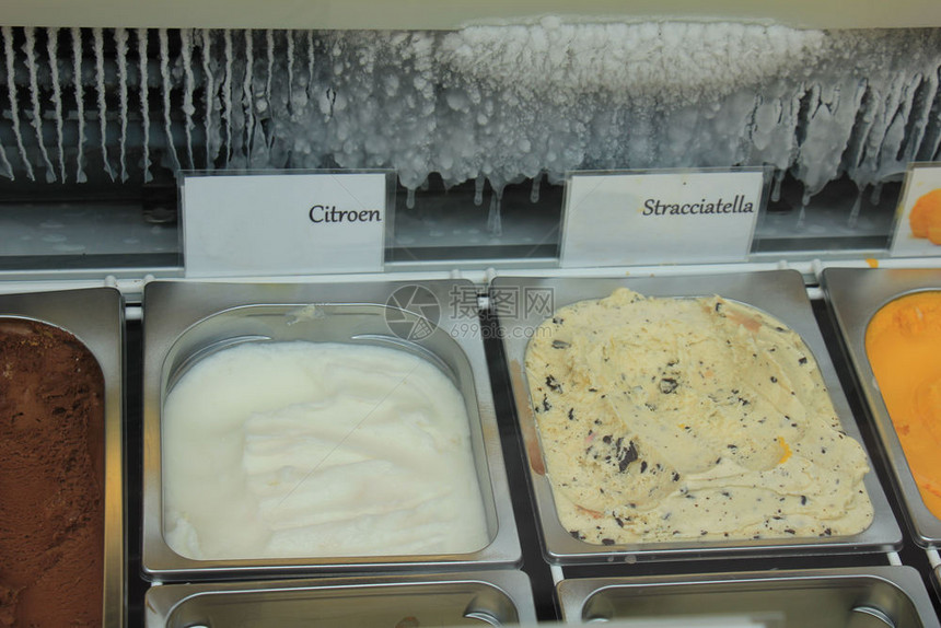 在商店展示的各种冰淇淋口味图片