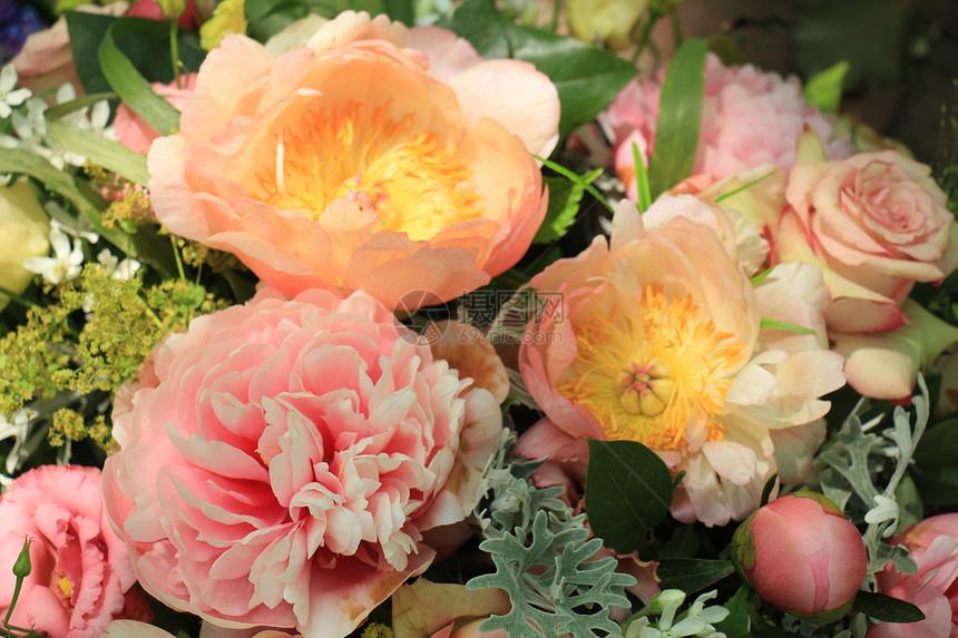 混合春季花束玫瑰和粉色朵图片