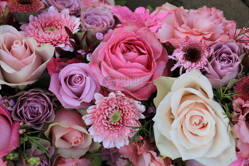 花的婚礼装饰中粉红色花朵的混合粉色的朵婚礼装饰图片