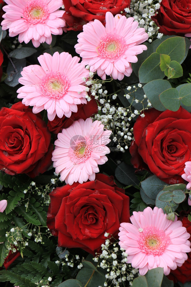 混合花安排各种红和粉用于婚礼图片