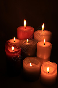 以不同高度和颜色燃烧的蜡烛群背景图片