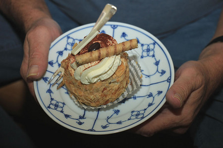 盘子上新制的摩卡蛋糕或甜食图片