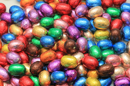 一大堆多彩的包着巧克力蛋背景图片