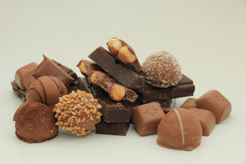 不同种类的巧克力薄饼和碎的巧克力棒片图片
