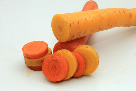 橙和黄色的新鲜胡萝卜切成片图片
