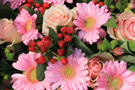 花式婚礼装饰中的混合粉红花背景图片
