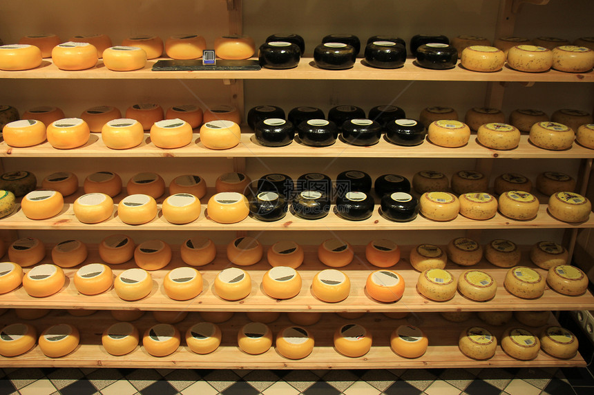 在商店展示的荷兰传统奶酪图片