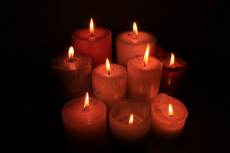 以不同高度和颜色燃烧的蜡烛群背景图片