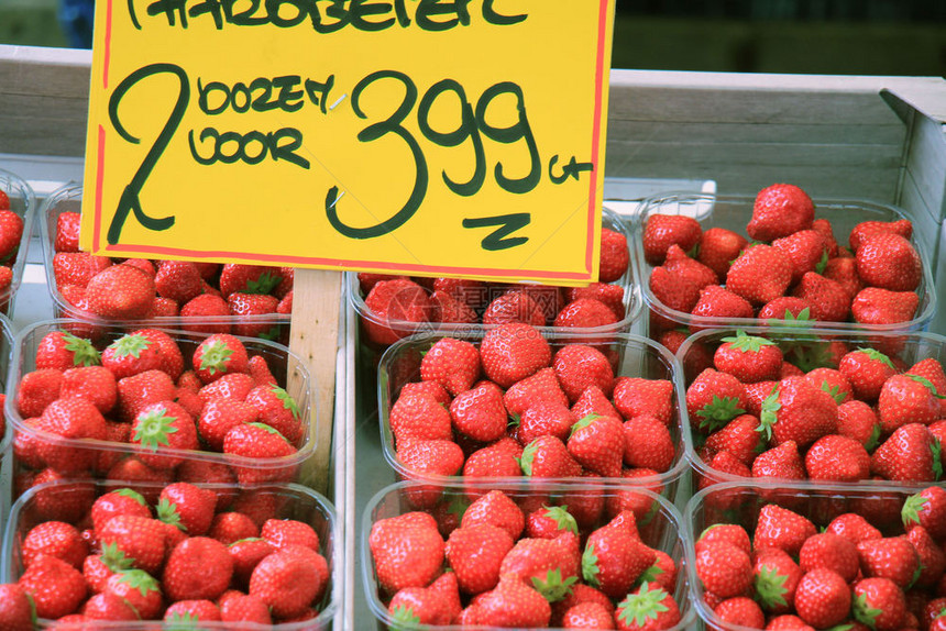 市场摊位上小集装箱中的草莓荷兰语标签上的案文荷兰草莓2箱39图片