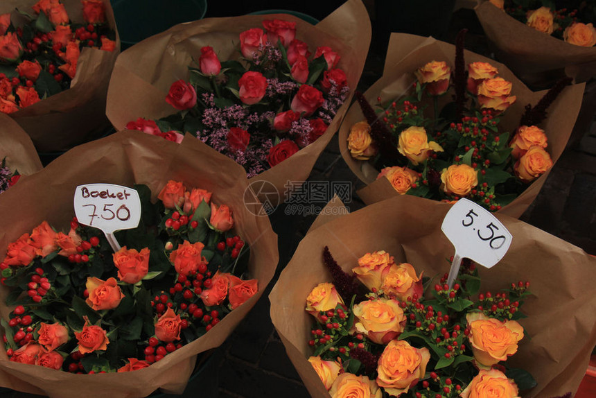 在市场上配有各种颜色的玫瑰和浆果布束关于标签的文字以欧元制作的花束价格荷兰文图片