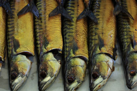 市场摊位上新鲜的熏竹鱼图片