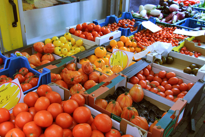 市场上的新鲜西红柿标签各种西红柿以荷兰价格欧元计的图片