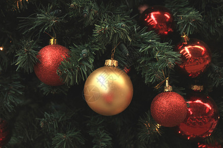 圣诞店展示的红金圣诞装饰品图片