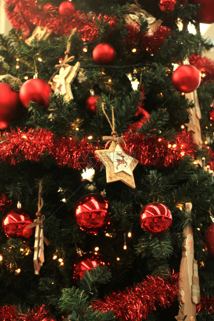 在圣诞节零售店的一棵树上红白圣诞装饰品图片
