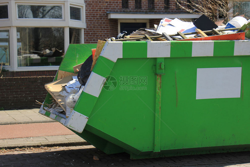 建筑工地附近的装货垃圾箱房屋翻新或维修图片