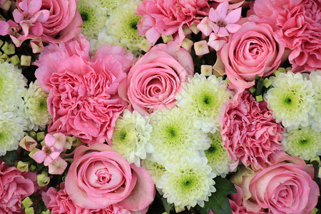 花婚礼装饰中的混合粉红花婚礼图片